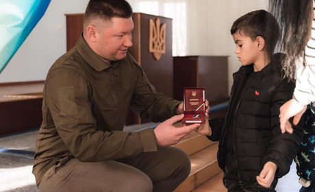 Родинам загиблих Героїв Кіровоградщини вручили ордени. Серед нагороджених є долинчанин