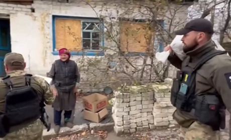 220 буханок хліба. До звільнених сіл Луганщини завезли продукти та речі першої необхідності. Відео