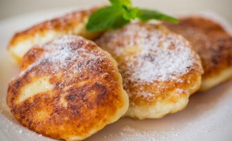 Смакота із дитинства: готуємо сирники на вихідіні