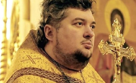 Батюшка з Лисичанська знову "засвітився" на зв'язках з РФ. Роздавав "ждунам" обігрівачі від РПЦ