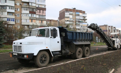 У Покровську почалися довгоочікувані дорожні роботи. На якій ділянці працюють шляховики