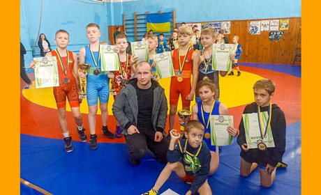 10 медалей привезли кагарлицькі борці із відкритої першості з Обухова