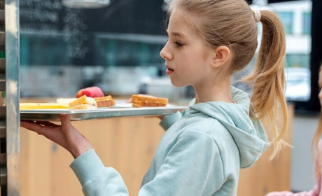 Реформа шкільного харчування: їжа стане корисною, а її готуватимуть професійні кухарі