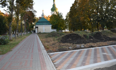 На завершення тротуару з бруківки в Переяславі міськрада попросила додати грошей: виконком погодив