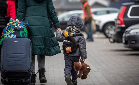 Українським біженцям скоротять допомогу