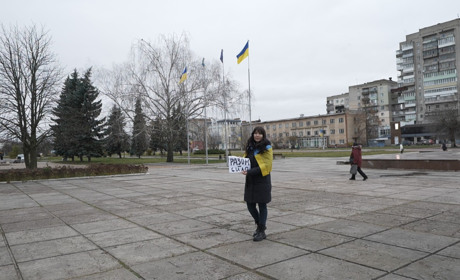 У Шостці місцева депутатка влаштувала одиночний пікет: чого вона добивається