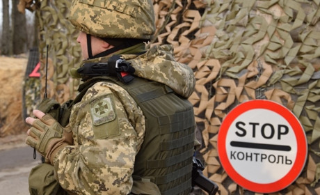 На Сумщині чергові на блокпості зброєю зупиняли водія: які правила проїзду КПП