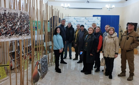 У Маяках відкрили виставку про птахів, які під час міграції роблять зупинку у Нацпарку