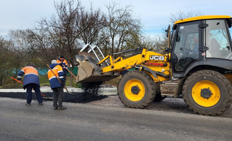 Ремонт аварійної дороги Гадяч-Білопілля: робітники облаштовують узбіччя та зупинки