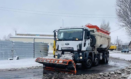 Перший сніг у Покровську. Комунальники ліквідовують наслідки негоди на автошляхах
