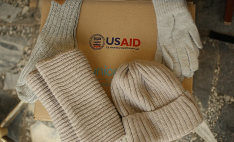 Шкарпетки, куртки, термобілизна: благодійники надали школярам Нікополя набори зимових речей