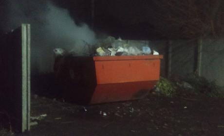 Біля кладовища підпалили контейнер із сміттям