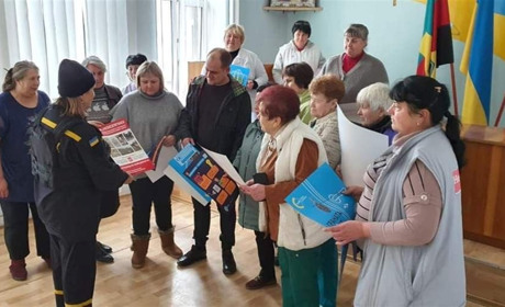 Рятувальники розповіли медикам Торецької лікарні про дії з вибуховими предметами