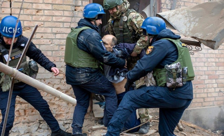 Обстріл, ризик, людські життя: як працюють рятувальники та поліцейські Нікополя