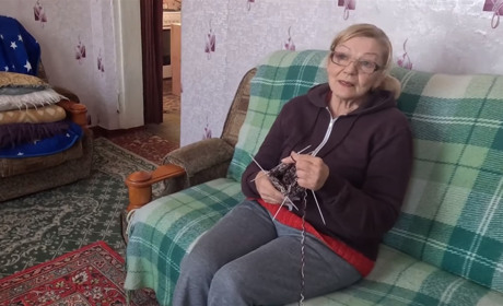 Жителька Лозівської громади в’яже шкарпетки для бійців ЗСУ. Скільком оборонцям зігріла ноги