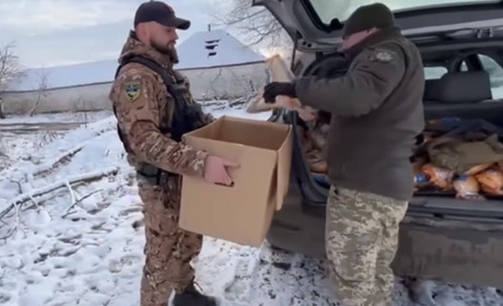 Турбота про деокуповану Луганщину. Як поліцейські доправляють хліб та надають супутниковий зв'язок