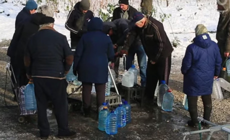 Попри морози у Покровську люди без проблем запасаються питною водою зі свердловин