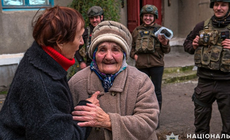 Евакуація на ношах та зі сльозами. “Білі янголи” вивезли з Торецької громади двох літніх жінок