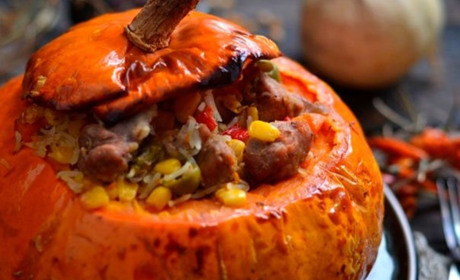 Готуємо сьогодні: картопля з грибами, запечена в гарбузі