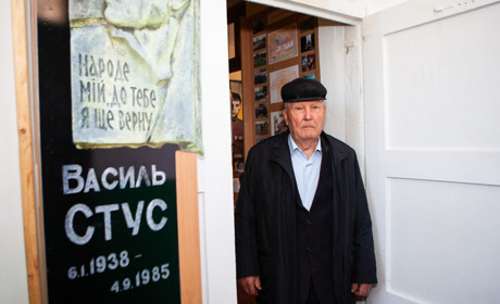 «Василь Стус на канікулах жив у бабусі в Рахнівці, у голодовку 1947-го збирав колоски на полі…»