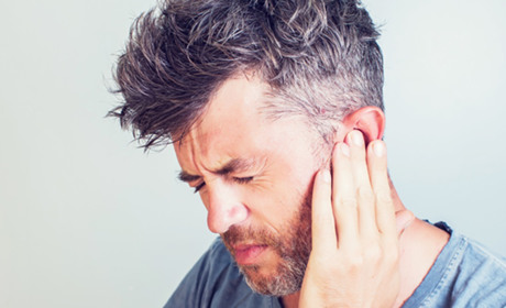 Яка причина болю у вухах?