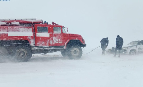 Одеські рятувальники визволили зі снігового полону понад 500 машин та врятували 1500 осіб (відео)