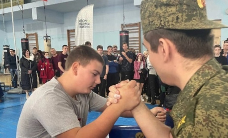 Турнір з армреслінгу провели у Скадовську до «дня російського військового миротворця»