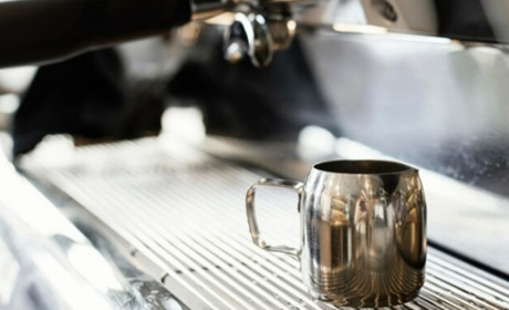 Як швидко та якісно зробити молочну пінку для кавових напоїв