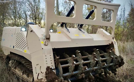 На Херсонщині розміновують територію спеціальні машини