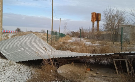 В окупованих Нижніх Сірогозах негода залишила без покрівлі будівлю спортивної школи