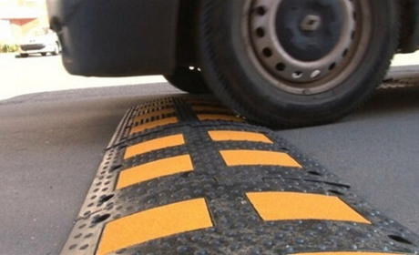 У Вельбівці на вулиці Центральній встановили лежачі поліцейські