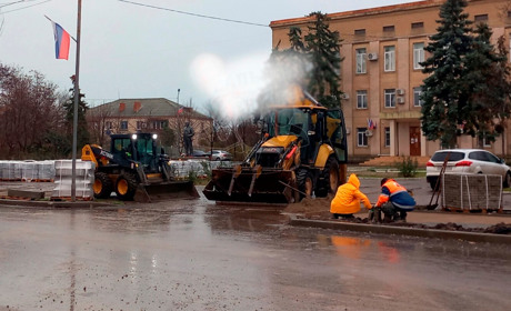 Робітники кладуть тротуарну плитку просто в калюжі на головній площі Генічеська