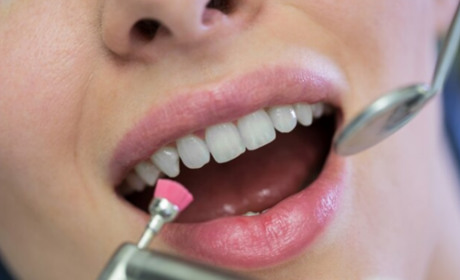 Чистка зубов ультразвуком: зачем нужна и как часто проводить такую процедуру?