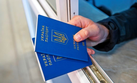 Додому на свята. Що переселенцям варто знати про повернення в Україну?