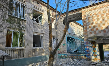 Російські окупанти поцілили по дитсадочку у Херсоні: поранена працівниця закладу