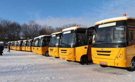 Чернігівська область отримала 13 нових шкільних автобусів для громад