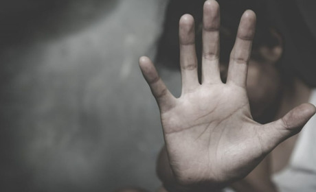 Двох чоловіків судитимуть за зґвалтування дівчат в Одеському районі. Один зробив це із падчеркою