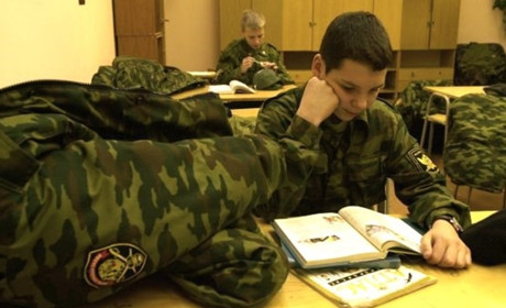 Муштрують дітей. На Луганщині росіяни розбудовують мережу Z-клубів для українських підлітків