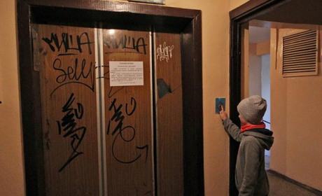 За здоровий спосіб життя. На окупованій Луганщині не працює понад дві тисячі ліфтів