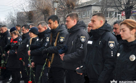 У Смілі встановили меморіальну дошку Ігорю Мельнику, який підірвався на ворожих мінах