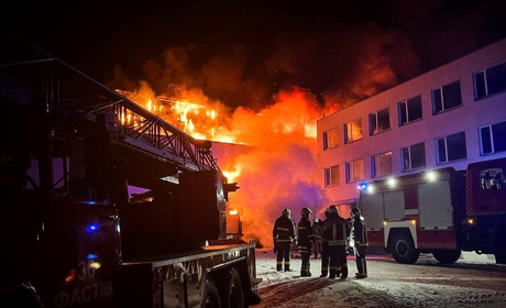 У Фастівському районі горів Мотовилівський меблевий комбінат: що відомо про пожежу