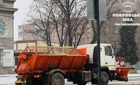 Ожеледиця в Покровську: попри негоду комунальники гідно виконують свою роботу