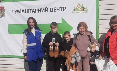 Переселенцям з Луганщини продовжують надавати допомогу у гуманітарних штабах. Скільки надано