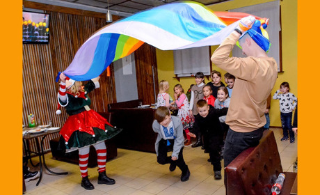 Яскраві враження та подарунки: благодійний захід для дітей в «Мандарині» в Кагарлику