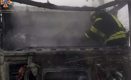 На трасі поблизу П'ятихаток згоріла вантажівка (фото)