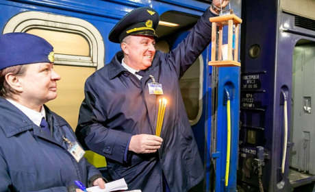 Сьогодні "Укрзалізниця" доставить Вифлеємський вогонь миру на 24 вокзали України