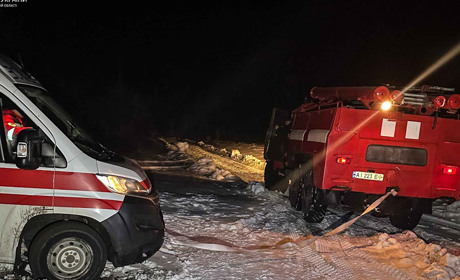 Ржищівські рятувальники вкотре допомогли медикам вибратися зі снігу