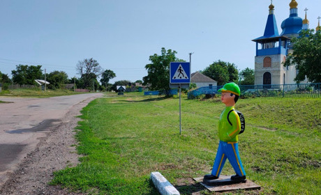 Переяславські комунальники купили на 100 тисяч скульптур «хлопчиків-пішоходів»