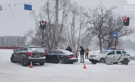 В Чернігові сталося ДТП. Пошкодженням автомобіля проблеми одного з учасників пригоди не закінчилися