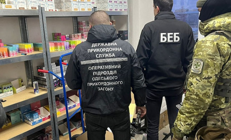 Зловмисник на Одещині виготовляли та збували електронні сигарети без акцизу (ВІДЕО)